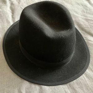 Women’s black felt hat